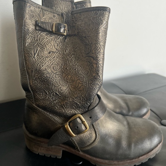 Bueno Shoes - Bueno Metallic Embossed Leather Boots